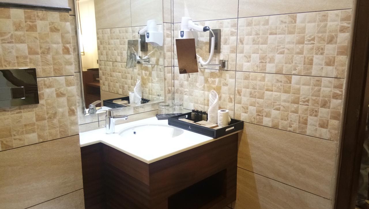 Kazhakuttam Hotel Karthika Park מראה חיצוני תמונה