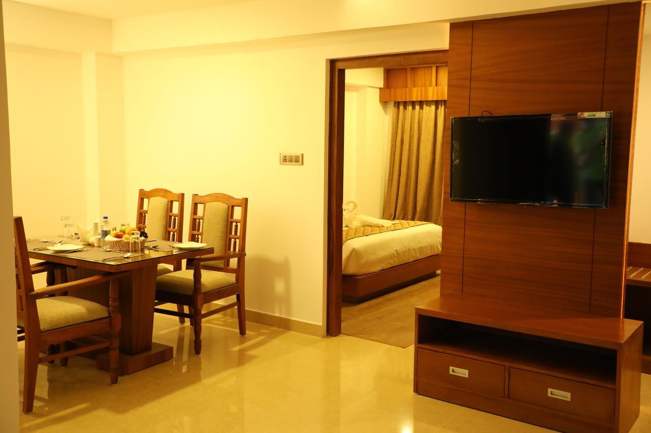 Kazhakuttam Hotel Karthika Park מראה חיצוני תמונה