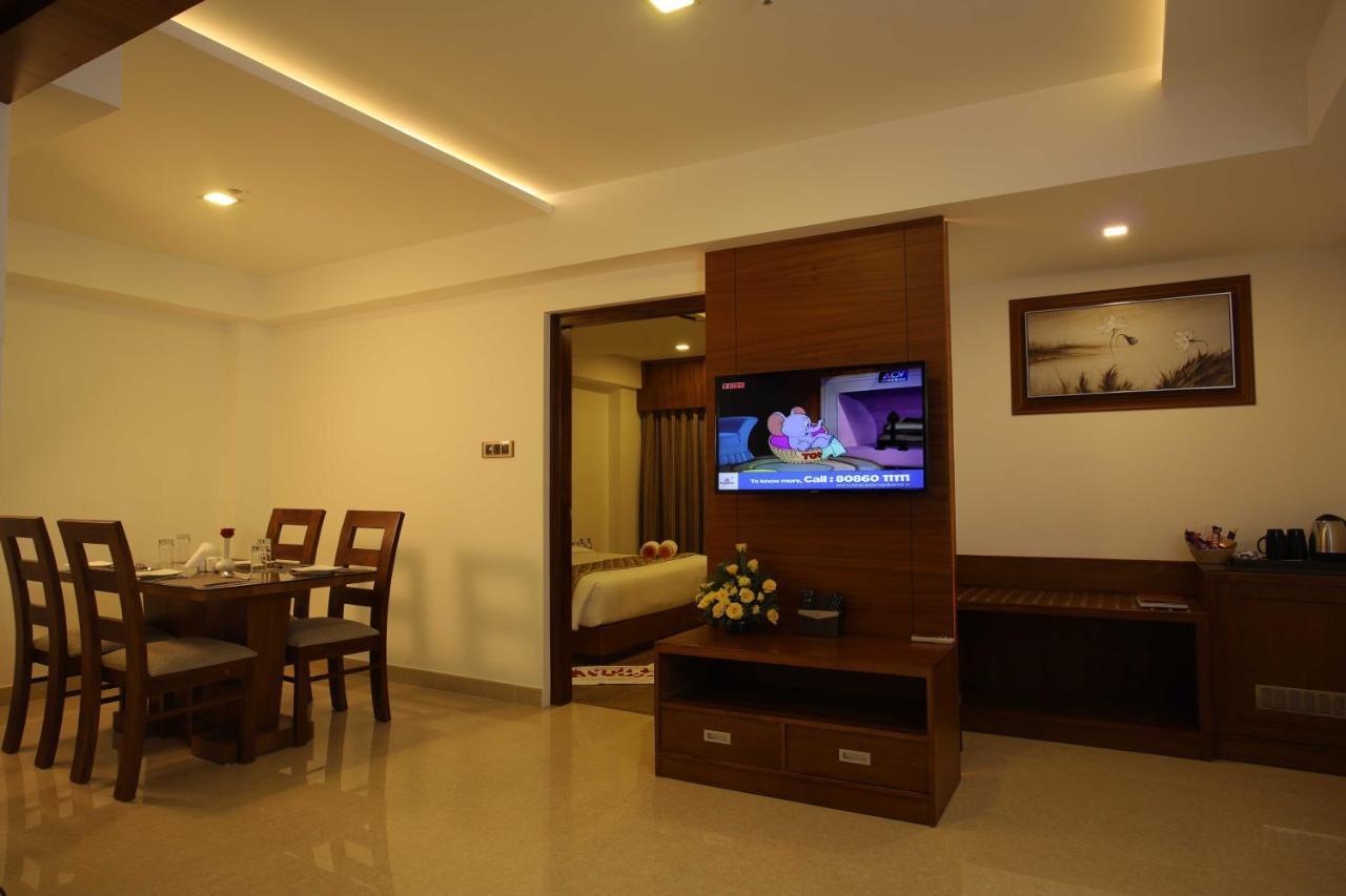 Kazhakuttam Hotel Karthika Park מראה חיצוני תמונה