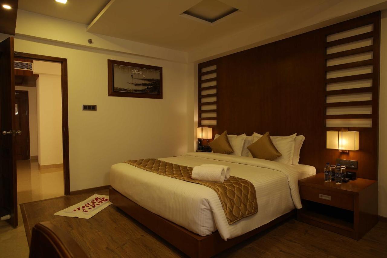 Kazhakuttam Hotel Karthika Park מראה חיצוני תמונה
